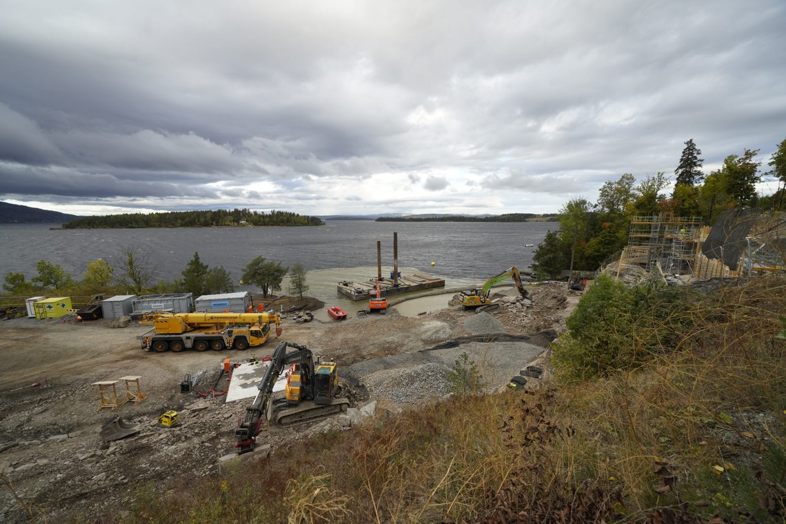 Utøya 20200916.
Aktører fra Ringerike tingrett har befaring onsdag morgen i saken om midlertidig stans i byggingen av minnesmerket på Utøyakaia.
Foto: Heiko Junge / NTB Utøya 20200916.
Aktører fra Ringerike tingrett har befaring onsdag morgen i saken om midlertidig stans i byggingen av minnesmerket på Utøyakaia.
Foto: Heiko Junge / NTB