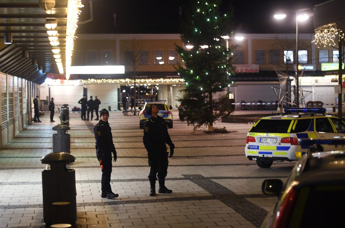 STOCKHOLM, SVERIGE 20180108.
En man har skjutits i Rinkeby i västra Stockholm och förts med ambulans till sjukhus. Han hittades utomhus i anslutning till tunnelbanan vid 18.30-tiden på måndagen.
Flera patruller är på plats och brottsplatsen har spärrats av.
Foto: Fredrik Sandberg/TT / NTB STOCKHOLM, SVERIGE 20180108.
En man har skjutits i Rinkeby i västra Stockholm och förts med ambulans till sjukhus. Han hittades utomhus i anslutning till tunnelbanan vid 18.30-tiden på måndagen.
Flera patruller är på plats och brottsplatsen har spärrats av.
Foto: Fredrik Sandberg/TT / NTB