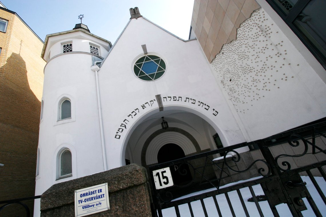OSLO 27032008:
Det Mosaiske Trossamfund sin synagoge i Bergstien i Oslo.
I 1920 på den 21. mai ble synagogen innviet, ved en høytidelig seremoni ledet av Rabbiner Marcus Melchior fra København. Synagogen brukes i dag til gudstjeneste hver morgen, på shabbat - fredag kveld og lørdag morgen, til helligdager, til Bar- og Bat-Mitzva og til bryllup. Synagogen følger det ortodokse rituale, alt foregår på hebraisk (alle bøkene har oversettelse) og menn og kvinner sitter adskilt.
Jøde, jødedom.
Foto: Jarl Fr. Erichsen / SCANPIX OSLO 27032008:
Det Mosaiske Trossamfund sin synagoge i Bergstien i Oslo.
I 1920 på den 21. mai ble synagogen innviet, ved en høytidelig seremoni ledet av Rabbiner Marcus Melchior fra København. Synagogen brukes i dag til gudstjeneste hver morgen, på shabbat - fredag kveld og lørdag morgen, til helligdager, til Bar- og Bat-Mitzva og til bryllup. Synagogen følger det ortodokse rituale, alt foregår på hebraisk (alle bøkene har oversettelse) og menn og kvinner sitter adskilt.
Jøde, jødedom.
Foto: Jarl Fr. Erichsen / SCANPIX