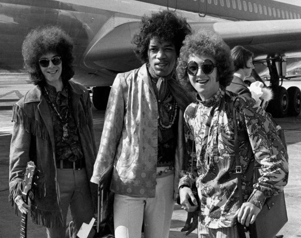 Her er The Jimi Hendrix Experience fotografert i 1967 - samme år som de utgav det banebrytende debutalbumet "Are You Experienced". Jimi Hendrix i midten er omkranset av bassist Noel Redding og trommeslager Mitch Mitchell. Foto: AP Her er The Jimi Hendrix Experience fotografert i 1967 - samme år som de utgav det banebrytende debutalbumet "Are You Experienced". Jimi Hendrix i midten er omkranset av bassist Noel Redding og trommeslager Mitch Mitchell. Foto: AP