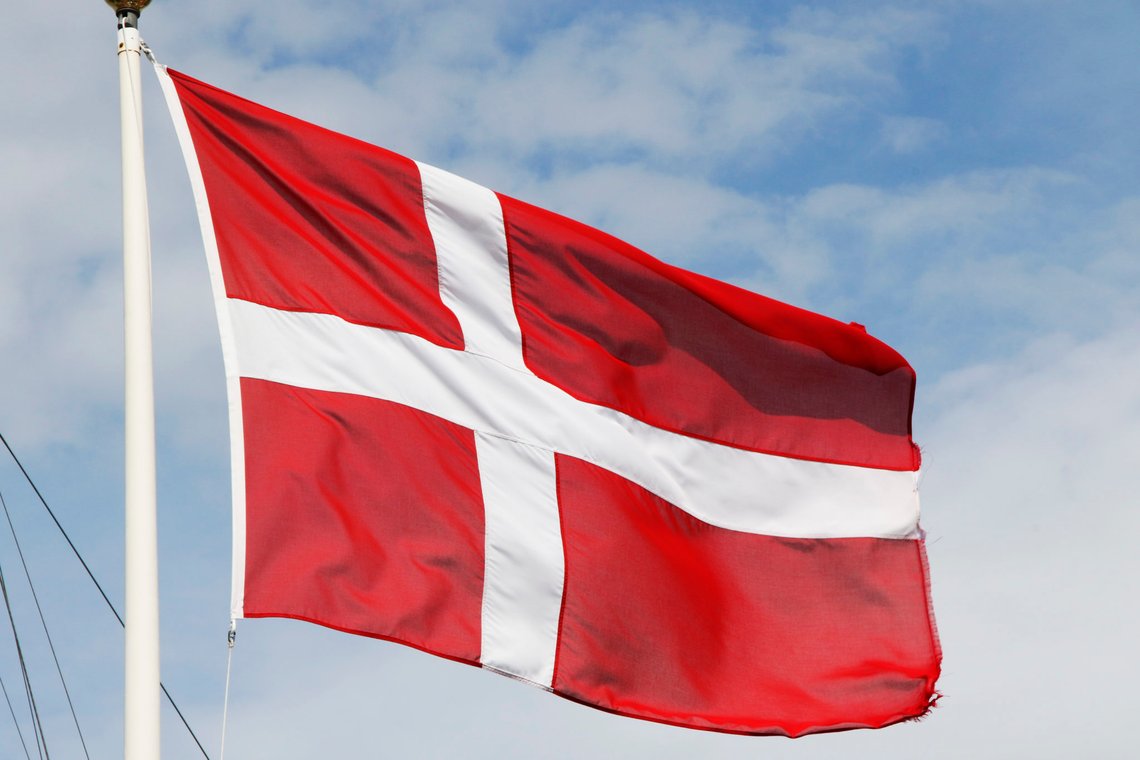 Torekov, Sverige 20190710.
Danmarks flagg vaier i vinden i havnen i Torekov i Skåne i Sverige.
Foto: Erik Johansen / NTB scanpix Torekov, Sverige 20190710.
Danmarks flagg vaier i vinden i havnen i Torekov i Skåne i Sverige.
Foto: Erik Johansen / NTB scanpix