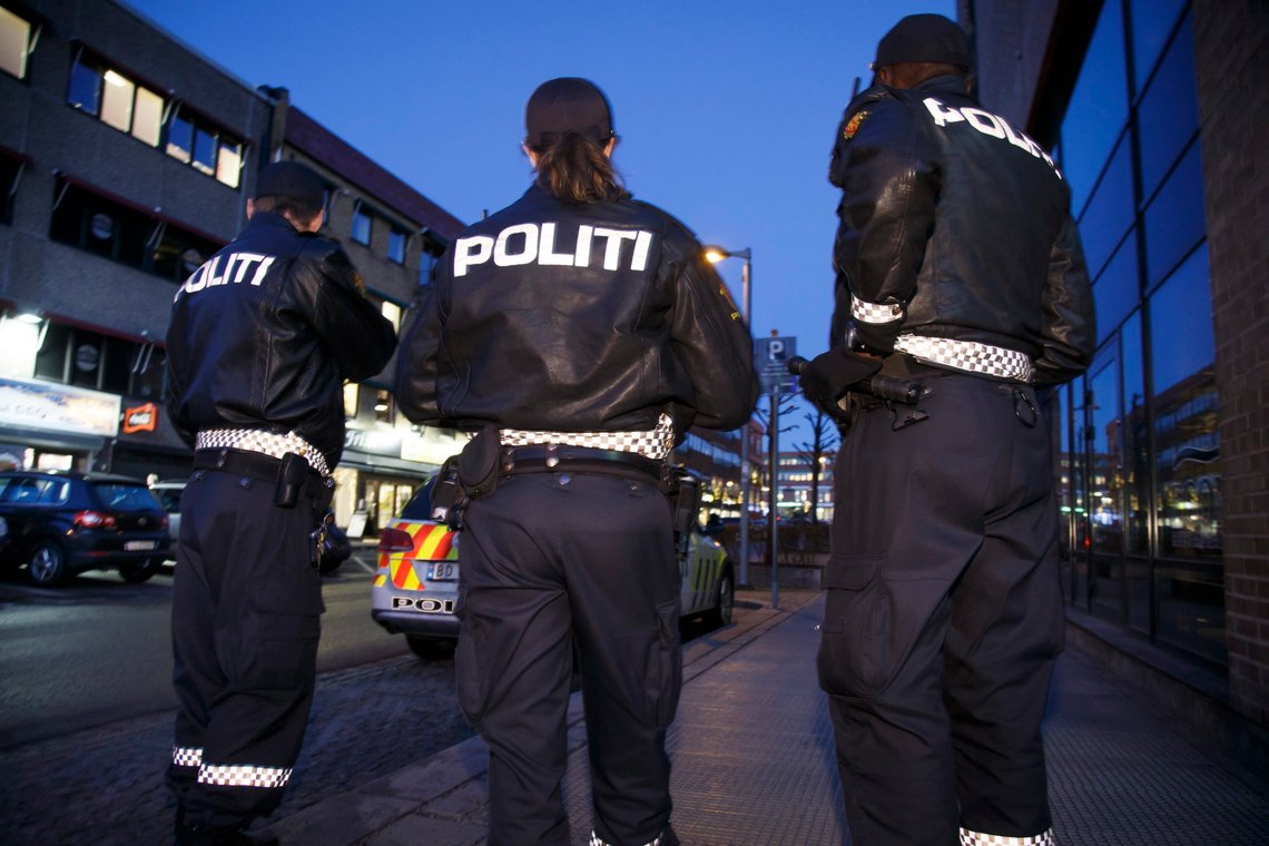 SKI 20161213.
Politiet i arbeid. Tre politifolk patruljerer gatene i Ski. NB! Modellklarert til redaksjonell bruk.
Foto: Heiko Junge / NTB SKI 20161213.
Politiet i arbeid. Tre politifolk patruljerer gatene i Ski. NB! Modellklarert til redaksjonell bruk.
Foto: Heiko Junge / NTB
