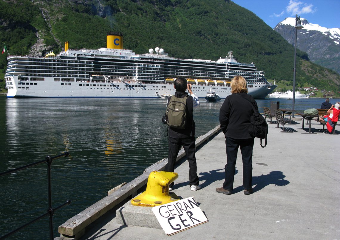 Geiranger 20120628. Turister besøker Geiranger. Fotograferer et stort skip som ligger i fjorden. Skilt med Geiranger. Orddeling på en underlig måte.
FOTO: Berit Keilen / NTB Geiranger 20120628. Turister besøker Geiranger. Fotograferer et stort skip som ligger i fjorden. Skilt med Geiranger. Orddeling på en underlig måte.
FOTO: Berit Keilen / NTB