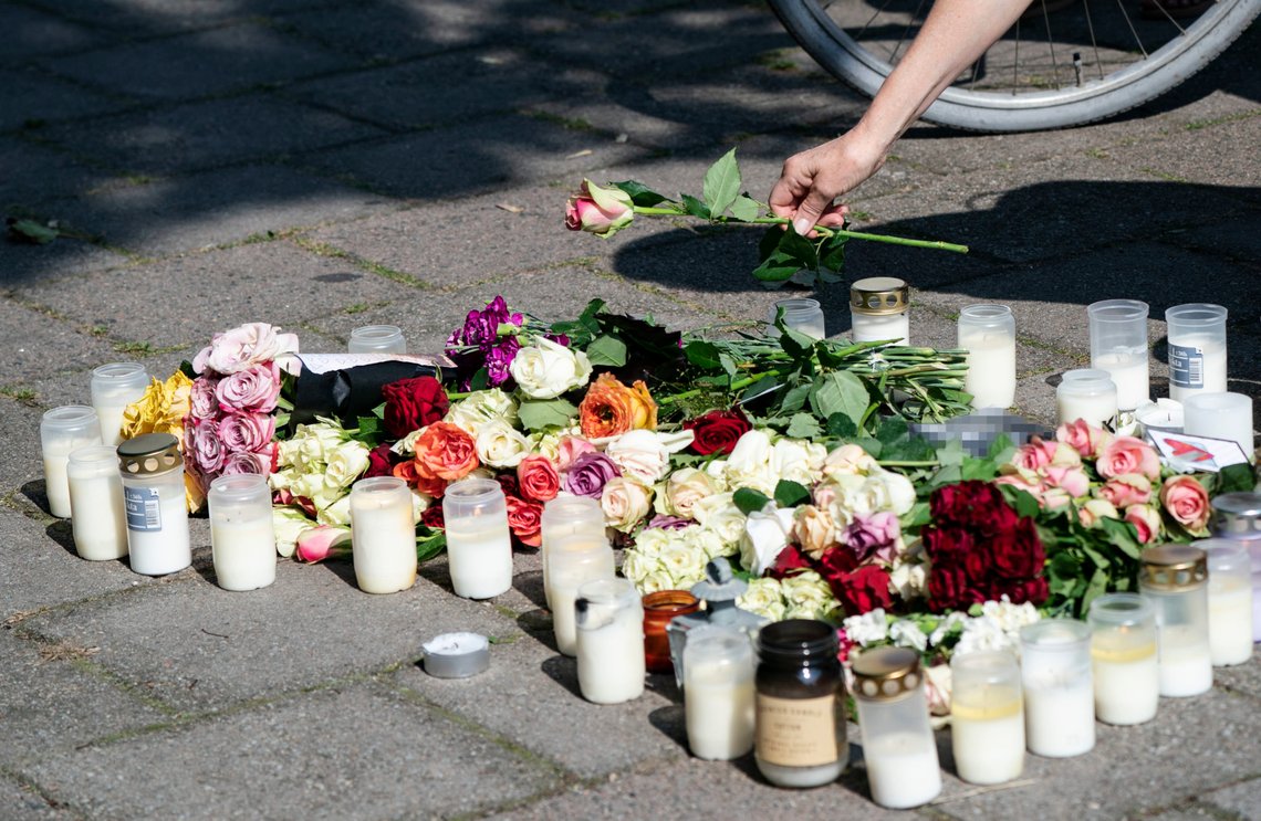 MALMÖ, SVERIGE 20190827.
Et lyshjerte er tent på stedet der en 30-årig kvinne ble drept på Sergels väg i stadsdelen Ribersborg i Malmö.
Foto: Johan Nilsson/TT / NTB MALMÖ, SVERIGE 20190827.
Et lyshjerte er tent på stedet der en 30-årig kvinne ble drept på Sergels väg i stadsdelen Ribersborg i Malmö.
Foto: Johan Nilsson/TT / NTB