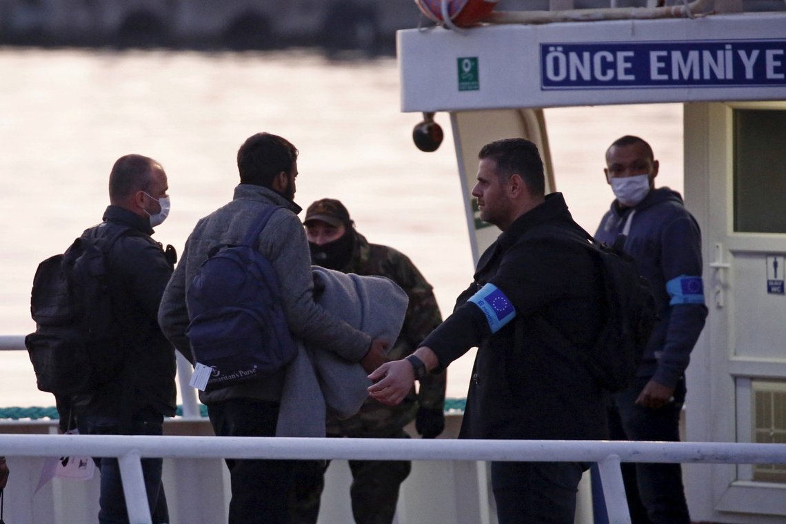 Frontex officers (R) guide migrants boarding a Turkish-flagged passenger boat to be returned to Turkey, on the Greek island of Lesbos, April 4, 2016. REUTERS/Giorgos Moutafis Frontex officers (R) guide migrants boarding a Turkish-flagged passenger boat to be returned to Turkey, on the Greek island of Lesbos, April 4, 2016. REUTERS/Giorgos Moutafis
