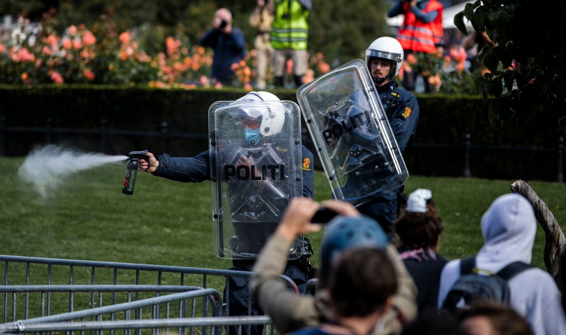 Oslo 20200829.
Stopp Islamiseringen av Norge - SIAN - holder markering på Eidsvolls plass foran Stortinget. Et massivt politioppbud sørger for å stagge motdemonstranter og SIAN tilhengere.
Foto: Jil Yngland / NTB scanpix Oslo 20200829.
Stopp Islamiseringen av Norge - SIAN - holder markering på Eidsvolls plass foran Stortinget. Et massivt politioppbud sørger for å stagge motdemonstranter og SIAN tilhengere.
Foto: Jil Yngland / NTB scanpix