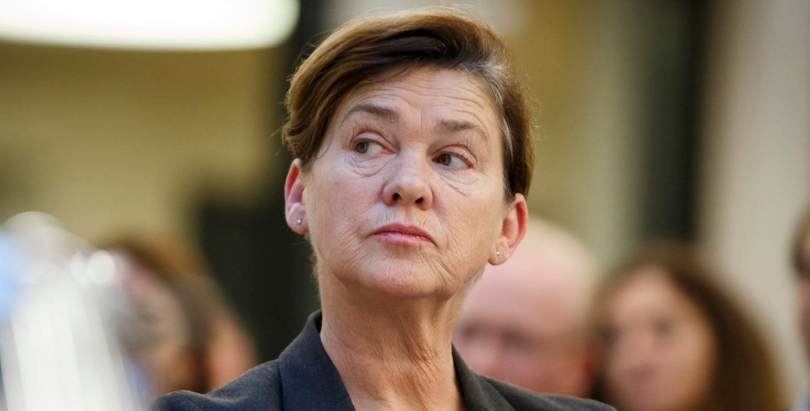 OSLO 20151125.
Ålesund ordfører Eva Vinje Aurdal (Ap) i dialogmøte med ordførere og byråder i de største kommunene, om utfordringene i flyktningsituasjonen under et politisk toppmøte arrangert av KS.
Foto: Heiko Junge / NTB OSLO 20151125.
Ålesund ordfører Eva Vinje Aurdal (Ap) i dialogmøte med ordførere og byråder i de største kommunene, om utfordringene i flyktningsituasjonen under et politisk toppmøte arrangert av KS.
Foto: Heiko Junge / NTB
