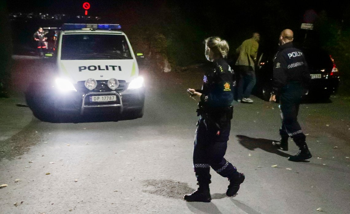 Snarøya 20200912.
Politiet har rykket ut på melding om slåssing, skadeverk og amper stemning ved Halden brygge på Snarøya i Bærum. Mellom 200-300 ungdommer skal i følge politiet vært samlet på stedet.
Foto: Berit Roald / NTB scanpix Snarøya 20200912.
Politiet har rykket ut på melding om slåssing, skadeverk og amper stemning ved Halden brygge på Snarøya i Bærum. Mellom 200-300 ungdommer skal i følge politiet vært samlet på stedet.
Foto: Berit Roald / NTB scanpix