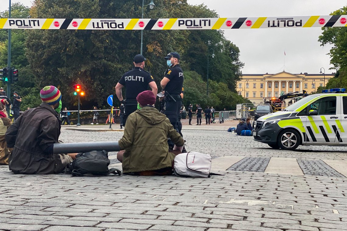 Oslo 20200921.
Aksjonister fra klimabevegelsen Extinction Rebellion blokkerte i morgentimene mandag en Fredriks gate i Oslo sentrum i protest mot regjeringens oljepolitikk.
Foto: Fredrik Moen Gabrielsen / NTB Oslo 20200921.
Aksjonister fra klimabevegelsen Extinction Rebellion blokkerte i morgentimene mandag en Fredriks gate i Oslo sentrum i protest mot regjeringens oljepolitikk.
Foto: Fredrik Moen Gabrielsen / NTB