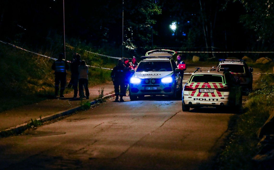 Oslo 20200906.
Politiet søker etter gjerningspersoner etter at en mann i 30-årene er skutt og skadet på åpen gate i Bredtvetveien i Groruddalen nordøst i Oslo.
Foto: Terje Pedersen / NTB scanpix Oslo 20200906.
Politiet søker etter gjerningspersoner etter at en mann i 30-årene er skutt og skadet på åpen gate i Bredtvetveien i Groruddalen nordøst i Oslo.
Foto: Terje Pedersen / NTB scanpix