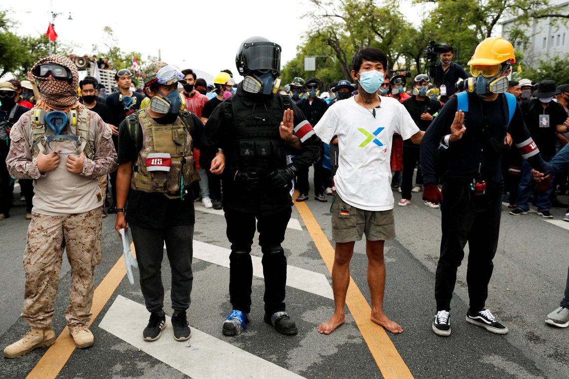 Pro-democracy protesters link arms during a mass rally to call for the ouster of prime minister Prayuth Chan-ocha's government and reforms in the monarchy, in Bangkok, Thailand, September 20, 2020. REUTERS/Jorge Silva TPX IMAGES OF THE DAY Pro-democracy protesters link arms during a mass rally to call for the ouster of prime minister Prayuth Chan-ocha's government and reforms in the monarchy, in Bangkok, Thailand, September 20, 2020. REUTERS/Jorge Silva TPX IMAGES OF THE DAY