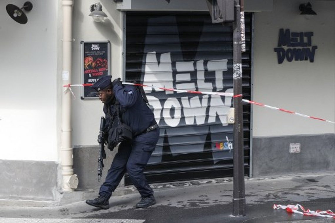 Væpnet fransk politi har pågrepet en person etter knivangrepet i Paris, fredag 25.09.20. Foto: Twitter https://twitter.com/arabnews/status/1309456813100802048?s=20 Væpnet fransk politi har pågrepet en person etter knivangrepet i Paris, fredag 25.09.20. Foto: Twitter https://twitter.com/arabnews/status/1309456813100802048?s=20