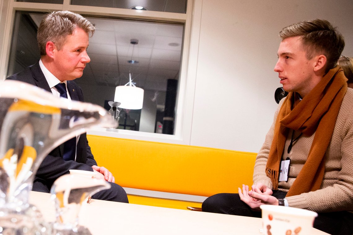 Oslo 20161220.
VG-journalist Lars Joakim Skarvøy (t.h.) intervjuer Per-Willy Amundsen (Frp) da han ble justis- og beredskapsminister i desember 2016.
Foto: Håkon Mosvold Larsen / NTB Oslo 20161220.
VG-journalist Lars Joakim Skarvøy (t.h.) intervjuer Per-Willy Amundsen (Frp) da han ble justis- og beredskapsminister i desember 2016.
Foto: Håkon Mosvold Larsen / NTB