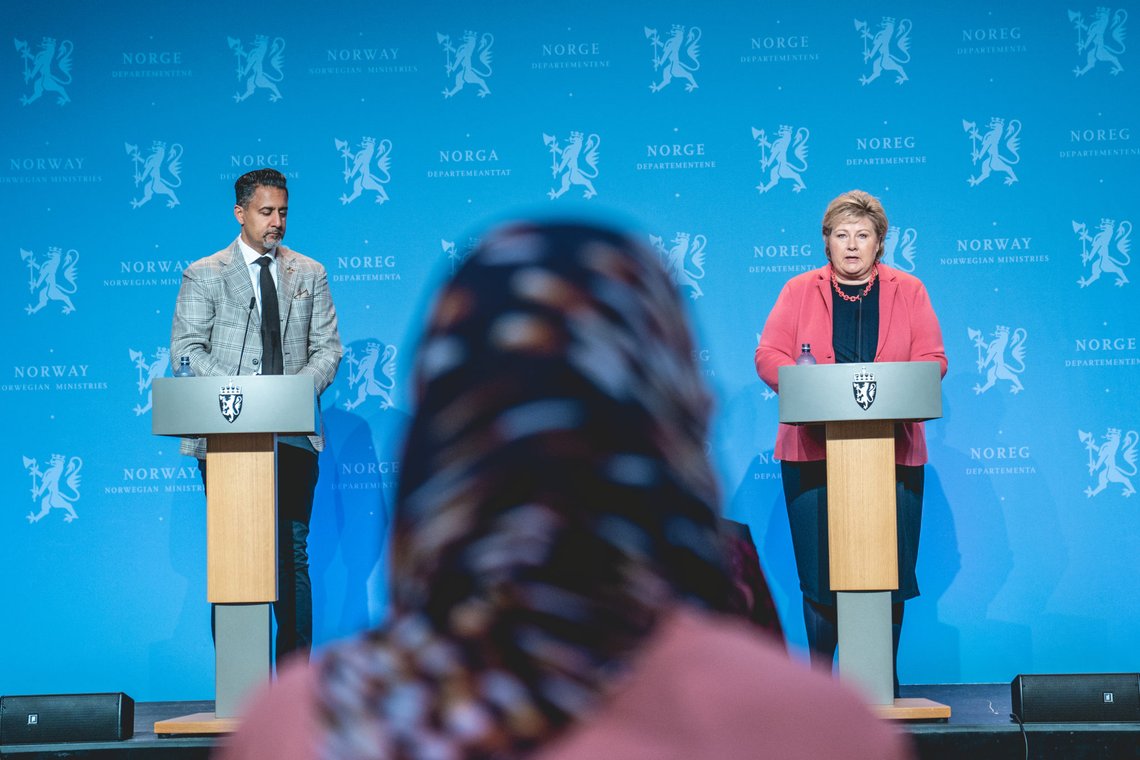 Oslo 20200923.
Statsminister Erna Solberg og kultur- og likestillingsminister Abid Raja presenterer handlingsplan mot diskriminering av og hat mot muslimer i Marmorhallen.
Foto: Stian Lysberg Solum / NTB Oslo 20200923.
Statsminister Erna Solberg og kultur- og likestillingsminister Abid Raja presenterer handlingsplan mot diskriminering av og hat mot muslimer i Marmorhallen.
Foto: Stian Lysberg Solum / NTB