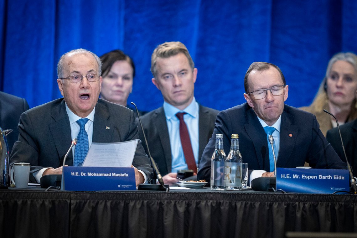 Den palestinske statsminister Muhammed Mustafa og utenriksminister Espen Barth Eide under et møte i Den globale alliansen for implementeringen av tostatsløsningen i Oslo rådhus den 15. januar 2025. I midten bak dem sitter statssekretær Andreas Kravik. Foto: Heiko Junge / NTB. Den palestinske statsminister Muhammed Mustafa og utenriksminister Espen Barth Eide under et møte i Den globale alliansen for implementeringen av tostatsløsningen i Oslo rådhus den 15. januar 2025. I midten bak dem sitter statssekretær Andreas Kravik. Foto: Heiko Junge / NTB.
