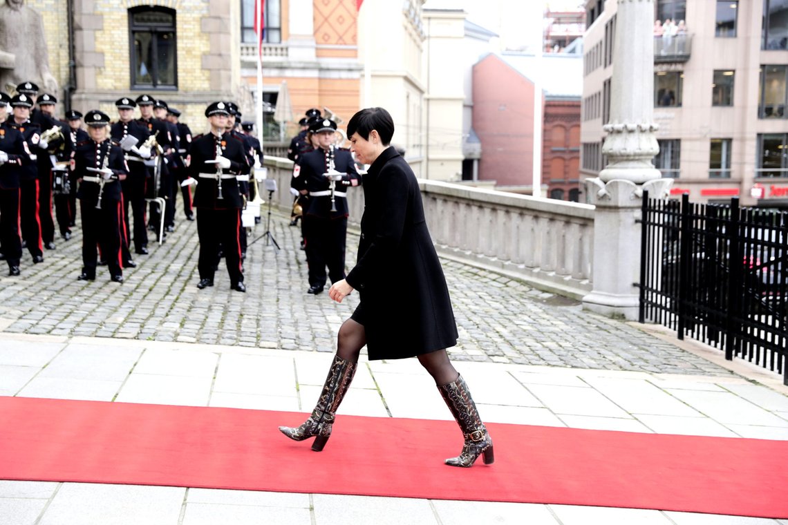 Oslo 20201002.
Utenriksminister Ine Eriksen Søreide (H) på vei inn til Stortingets høytidelige åpning den 2. oktober er historisk annerledes på grunn av smittevernregler med færre til stede. Kronprins Haakon foretar den høytidelige åpningen da kong Harald er sykmeldt.
Foto: Berit Roald / NTB / POOL Oslo 20201002.
Utenriksminister Ine Eriksen Søreide (H) på vei inn til Stortingets høytidelige åpning den 2. oktober er historisk annerledes på grunn av smittevernregler med færre til stede. Kronprins Haakon foretar den høytidelige åpningen da kong Harald er sykmeldt.
Foto: Berit Roald / NTB / POOL