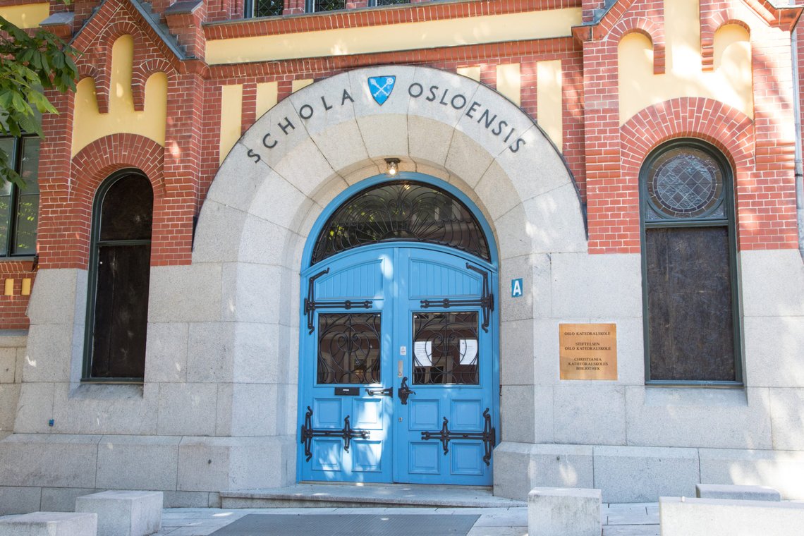 Oslo 20170721.
Oslo katedralskole, populært kalt "Katta". Videregående skole som ligger i Ullevålsveien i Oslo. Inngangsparti. Skilt. Schola Osloensis.
Foto: Audun Braastad / NTB Oslo 20170721.
Oslo katedralskole, populært kalt "Katta". Videregående skole som ligger i Ullevålsveien i Oslo. Inngangsparti. Skilt. Schola Osloensis.
Foto: Audun Braastad / NTB