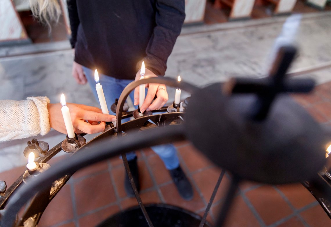 OSLO 20161122.
Jenter som er inne i Oslo domkirke og tenner lys.
Modellklarert til redaksjonell bruk.
Foto: Gorm Kallestad / NTB OSLO 20161122.
Jenter som er inne i Oslo domkirke og tenner lys.
Modellklarert til redaksjonell bruk.
Foto: Gorm Kallestad / NTB