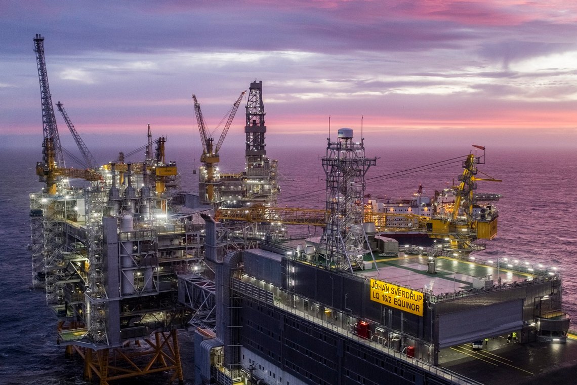 Johan Sverdrup-feltet i Nordsjøen er en gigantisk pengemaskin. Fortsatt er bare halvparten av ressursene på feltet pumpet opp, og plattformen ventes å produsere i over 50 år til. Foto: Carina Johansen / NTB Johan Sverdrup-feltet i Nordsjøen er en gigantisk pengemaskin. Fortsatt er bare halvparten av ressursene på feltet pumpet opp, og plattformen ventes å produsere i over 50 år til. Foto: Carina Johansen / NTB