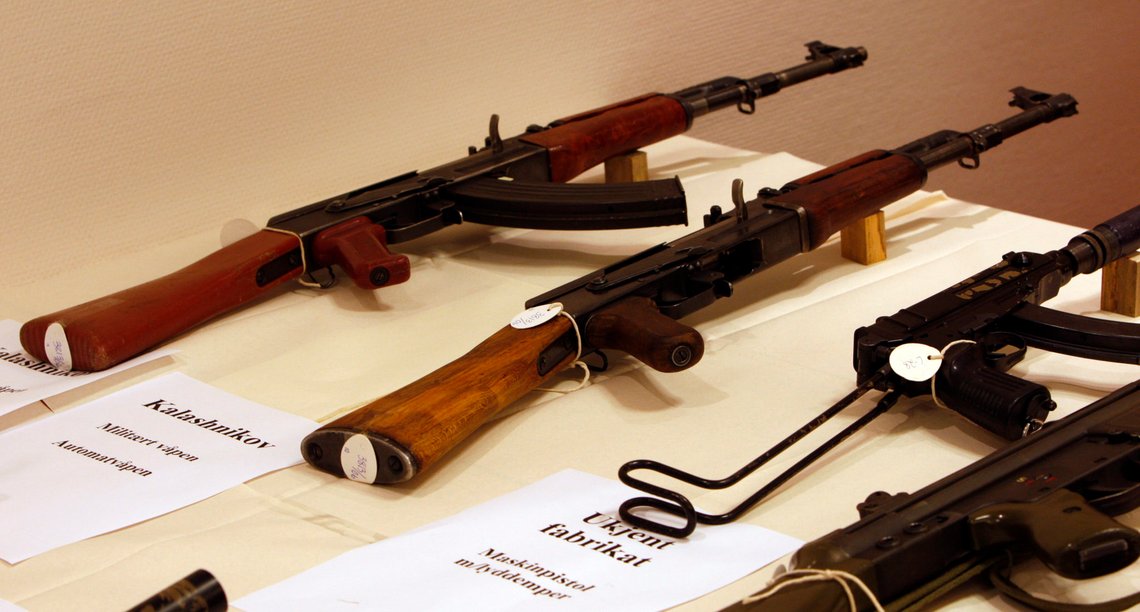 OSLO 20070925: Våpen beslaglagt fra forskjellige gjenger under pressekonferansen til Oslo Politikammer om gjengkriminalitet i Oslo. Kalashnikov, militært automatvåpen.
Foto: Lise Åserud / NTB . OSLO 20070925: Våpen beslaglagt fra forskjellige gjenger under pressekonferansen til Oslo Politikammer om gjengkriminalitet i Oslo. Kalashnikov, militært automatvåpen.
Foto: Lise Åserud / NTB .