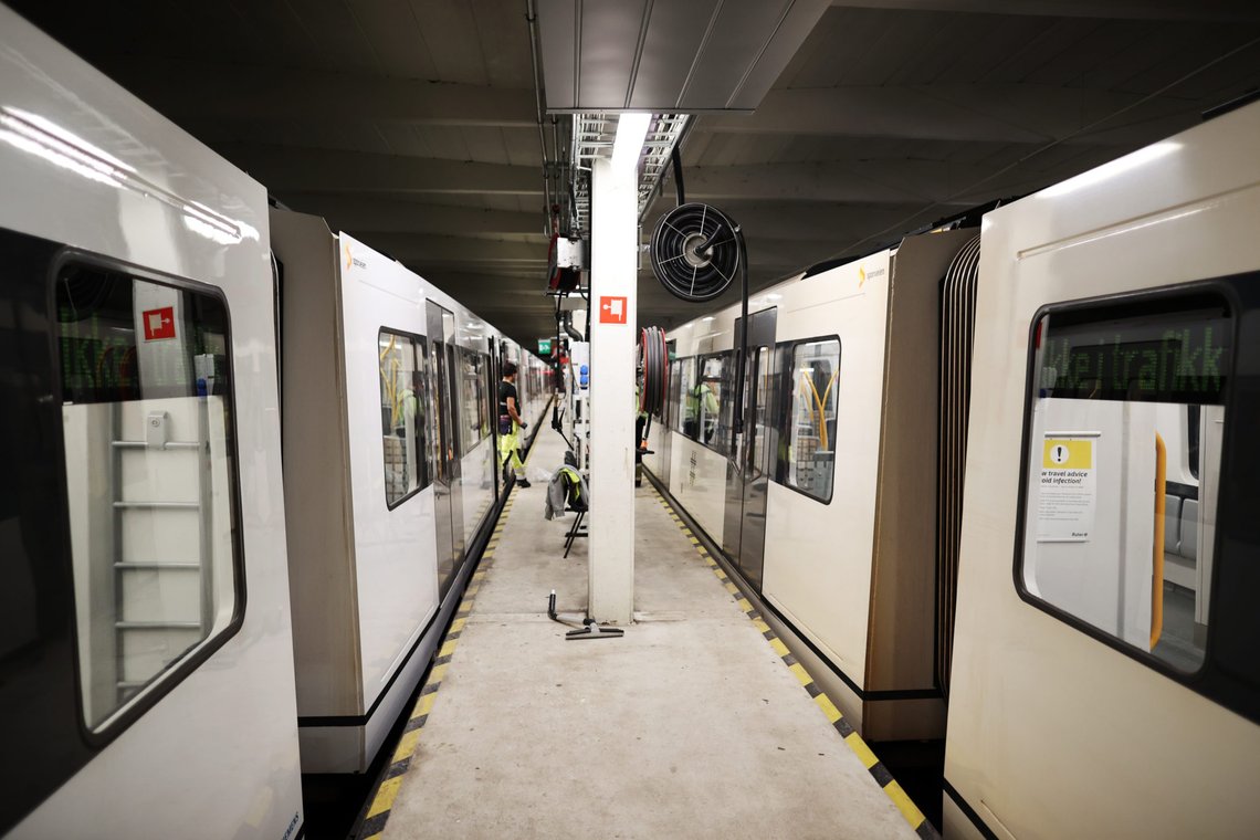 Oslo 20200427.
Sporveien har forsterket renhold av trikker, T-banevogner og stasjoner for å hindre spredning av koronaviruset, mange er fremdeles helt avhengige T-bane og trikk. Hver natt blir samtlige vogner vasket og og desinfisert. På T-banens verksted på Ryen, Ryen Base foregår det vasking og desinfisering av en t-bane vognene.
Foto: Ørn E. Borgen / NTB Oslo 20200427.
Sporveien har forsterket renhold av trikker, T-banevogner og stasjoner for å hindre spredning av koronaviruset, mange er fremdeles helt avhengige T-bane og trikk. Hver natt blir samtlige vogner vasket og og desinfisert. På T-banens verksted på Ryen, Ryen Base foregår det vasking og desinfisering av en t-bane vognene.
Foto: Ørn E. Borgen / NTB