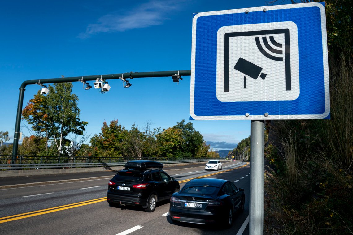 Oslo 20200914.
Biler passerer en bomstasjon på Mosseveien E18 inn mot Oslo.
Et utvalg har sett på det framtidige inntektsgrunnlaget i bomringene. Utvalget har utarbeidet anslag på hvordan inntektene i bomringene kan bli påvirket av blant annet endringene i bilpark og bilbruk fram mot 2030. Rapporten blir overrakt samferdselsministeren mandag.
Foto: Heiko Junge / NTB Oslo 20200914.
Biler passerer en bomstasjon på Mosseveien E18 inn mot Oslo.
Et utvalg har sett på det framtidige inntektsgrunnlaget i bomringene. Utvalget har utarbeidet anslag på hvordan inntektene i bomringene kan bli påvirket av blant annet endringene i bilpark og bilbruk fram mot 2030. Rapporten blir overrakt samferdselsministeren mandag.
Foto: Heiko Junge / NTB