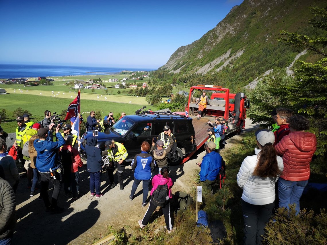 Haramsøya 20200611.
Politiet fjerner her bilen til Hans Petter Thue, som sitter i bilen med låste dører. Motstandere av det planlagte vindkraftanlegget på Haramsøya har de siste ukene blokkert veien opp til Haramsfjellet med en bil, for å hindre transport av utstyr til anlegget.
Foto: Hilde Beate Ellingsæter / Norde / NTB Haramsøya 20200611.
Politiet fjerner her bilen til Hans Petter Thue, som sitter i bilen med låste dører. Motstandere av det planlagte vindkraftanlegget på Haramsøya har de siste ukene blokkert veien opp til Haramsfjellet med en bil, for å hindre transport av utstyr til anlegget.
Foto: Hilde Beate Ellingsæter / Norde / NTB