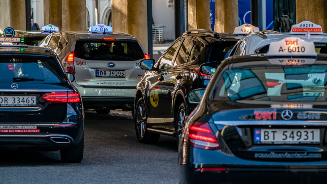 Oslo 20190514.
Drosjer fra ulike selskaper på holdeplassen utenfor Oslo S.
Foto: Heiko Junge / NTB Oslo 20190514.
Drosjer fra ulike selskaper på holdeplassen utenfor Oslo S.
Foto: Heiko Junge / NTB