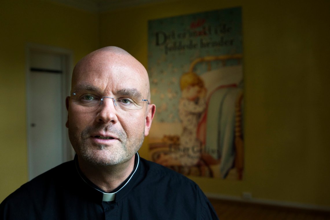 Oslo 20110616.
Einar Gelius presenterer sin nye bok " Det er håp i de foldede hender " som kommer ut på Juritzen forlag. Presskonferansen ble holdt på Vålerenga prestegård som han nå er i ferd med å flytte fra.
Foto: Berit Roald / NTB Oslo 20110616.
Einar Gelius presenterer sin nye bok " Det er håp i de foldede hender " som kommer ut på Juritzen forlag. Presskonferansen ble holdt på Vålerenga prestegård som han nå er i ferd med å flytte fra.
Foto: Berit Roald / NTB