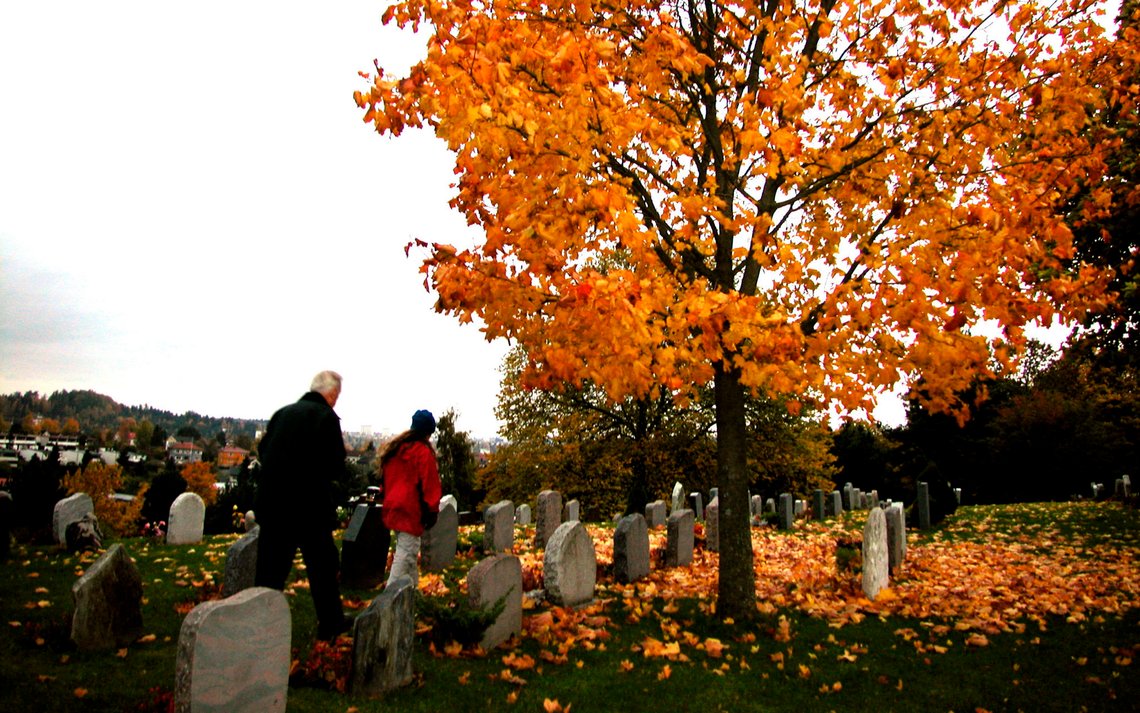 Oslo 20041030. Allehelgensdag. Allehelgenssøndag.
Jente er med sin bestefar på en gravlund / kirkegård på høsten. Besøk på en grav kan være en måte å bearbeide sorg på. Barn / eldre og sorgarbeid, bearbeiding av sorg; høst; mot slutten;
Foto: Berit Keilen / Scanpix
NB! Modellklarert
NB! Modellklarert Oslo 20041030. Allehelgensdag. Allehelgenssøndag.
Jente er med sin bestefar på en gravlund / kirkegård på høsten. Besøk på en grav kan være en måte å bearbeide sorg på. Barn / eldre og sorgarbeid, bearbeiding av sorg; høst; mot slutten;
Foto: Berit Keilen / Scanpix
NB! Modellklarert
NB! Modellklarert