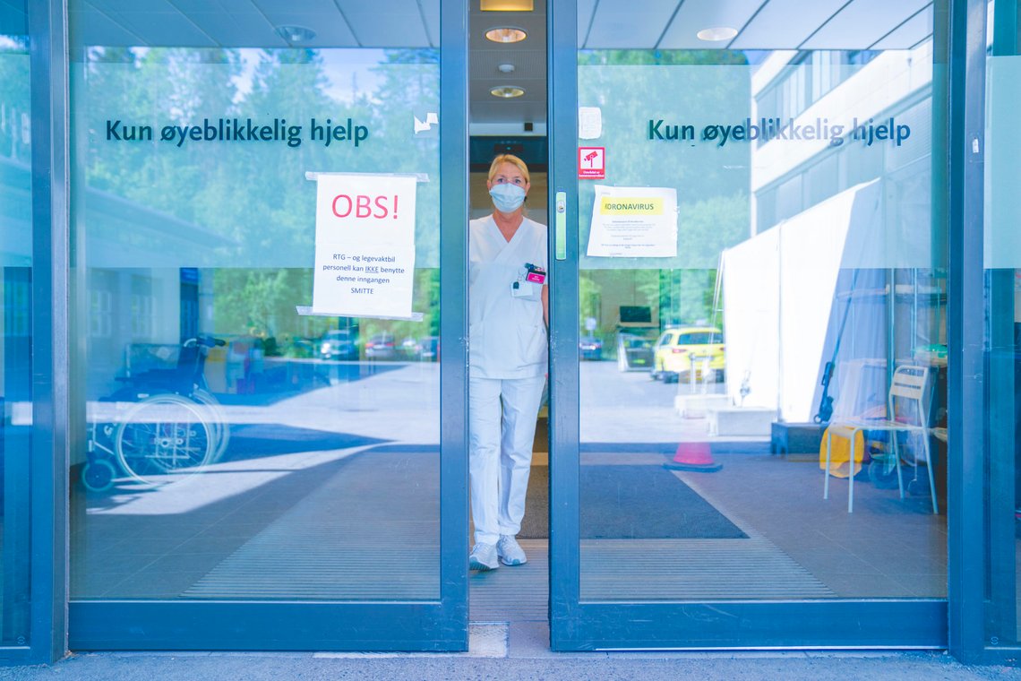 Gjettum 20200603.
Sykepleier Iris Jensen foran inngangen til akuttmottaket på Bærum sykehus i Gjettum tar på seg smittevernutstyr. Sykehuset går nå mot en normalsituasjon etter å ha vært i høy koronaberedskap de siste månedene.
Foto: Stian Lysberg Solum / NTB Gjettum 20200603.
Sykepleier Iris Jensen foran inngangen til akuttmottaket på Bærum sykehus i Gjettum tar på seg smittevernutstyr. Sykehuset går nå mot en normalsituasjon etter å ha vært i høy koronaberedskap de siste månedene.
Foto: Stian Lysberg Solum / NTB