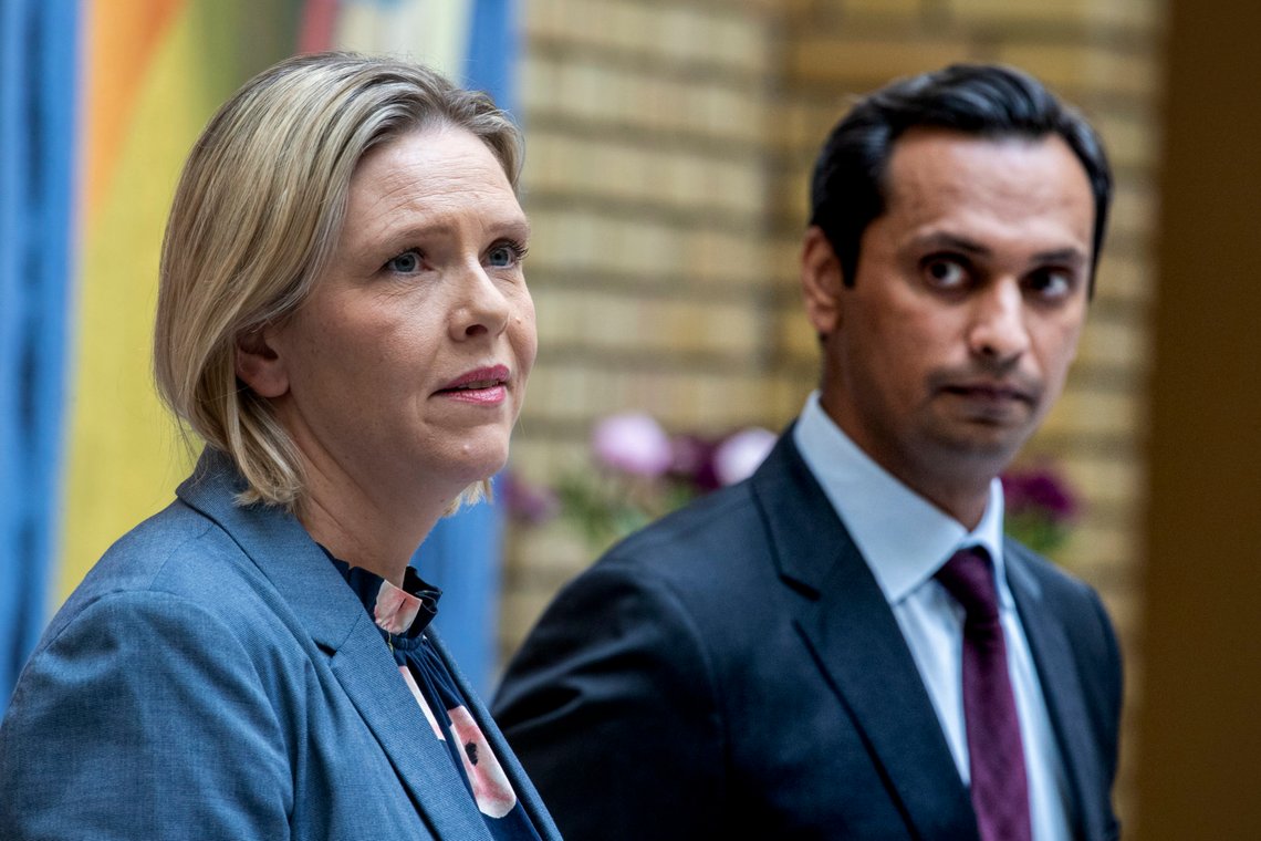Oslo 20200611.
Mudassar Kapur (H) th og Sylvi Listhaug (Frp) på pressekonferanse i vandrehallen i Stortinget, etter at regjeringspartiene og Fremskrittspartiet kom til enighet om revidert statsbudsjett.
Foto: Terje Pedersen / NTB Oslo 20200611.
Mudassar Kapur (H) th og Sylvi Listhaug (Frp) på pressekonferanse i vandrehallen i Stortinget, etter at regjeringspartiene og Fremskrittspartiet kom til enighet om revidert statsbudsjett.
Foto: Terje Pedersen / NTB