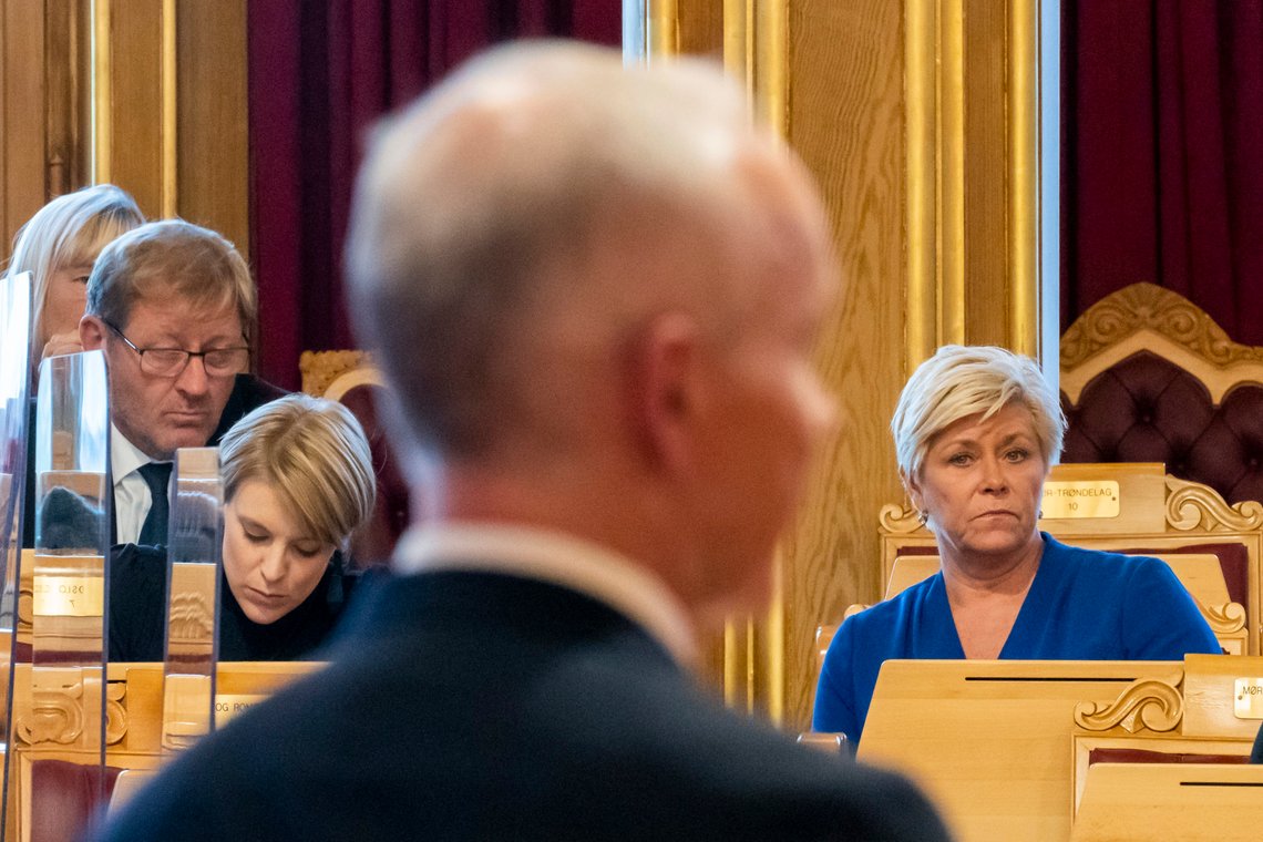 Oslo 20201007.
Frp-leder Siv Jensen lytter til finansminister Jan Tore Sanner (i forgrunnen) som legger frem regjeringen Solberg sitt forslag til statsbudsjett og nasjonalbudsjett for 2021.
Foto: Heiko Junge / NTB Oslo 20201007.
Frp-leder Siv Jensen lytter til finansminister Jan Tore Sanner (i forgrunnen) som legger frem regjeringen Solberg sitt forslag til statsbudsjett og nasjonalbudsjett for 2021.
Foto: Heiko Junge / NTB