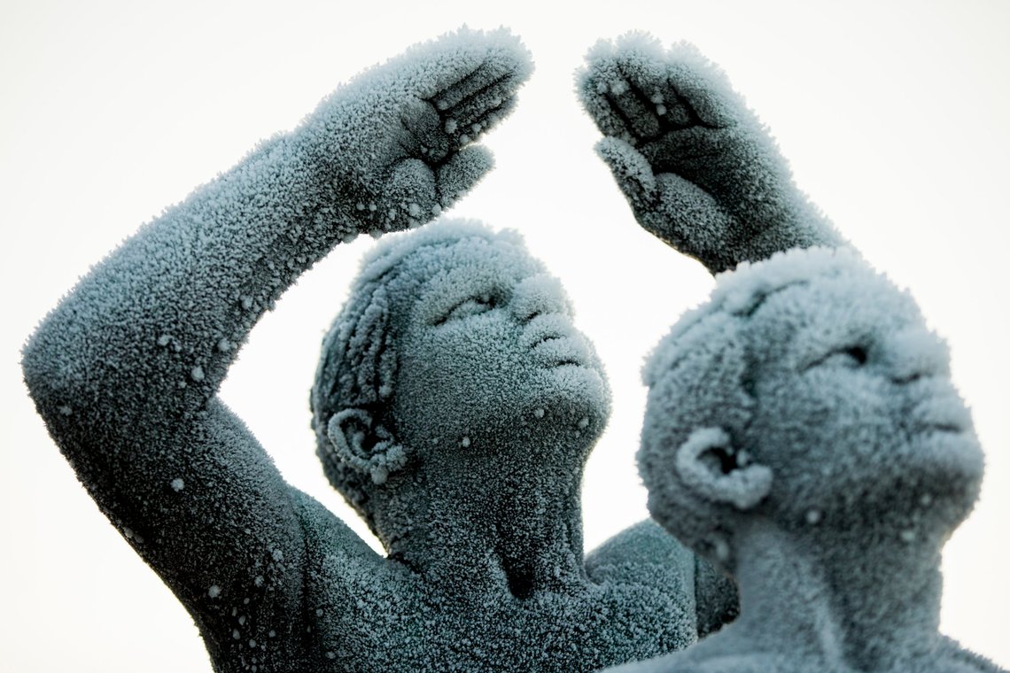 Oslo 20151215.
To frosset skulpturer på broen i Vigelandsparken i Oslo tirsdag ettermiddag. Vinter og minusgrader.
Foto: Vegard Wivestad Grøtt / NTB Oslo 20151215.
To frosset skulpturer på broen i Vigelandsparken i Oslo tirsdag ettermiddag. Vinter og minusgrader.
Foto: Vegard Wivestad Grøtt / NTB