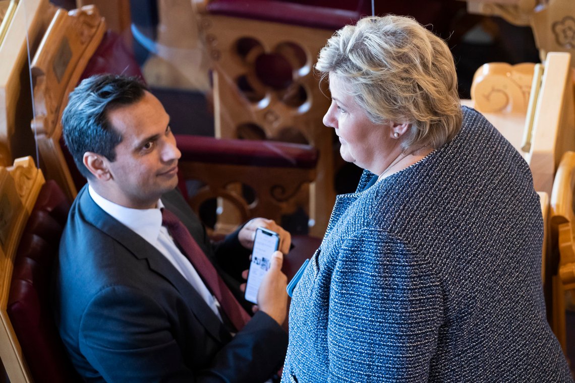 Oslo 20201005.
Statsminister Erna Solberg (H) og Mudassar Kapur (H) under Trontaledebatten i stortinget.
Foto: Terje Pedersen / NTB Oslo 20201005.
Statsminister Erna Solberg (H) og Mudassar Kapur (H) under Trontaledebatten i stortinget.
Foto: Terje Pedersen / NTB