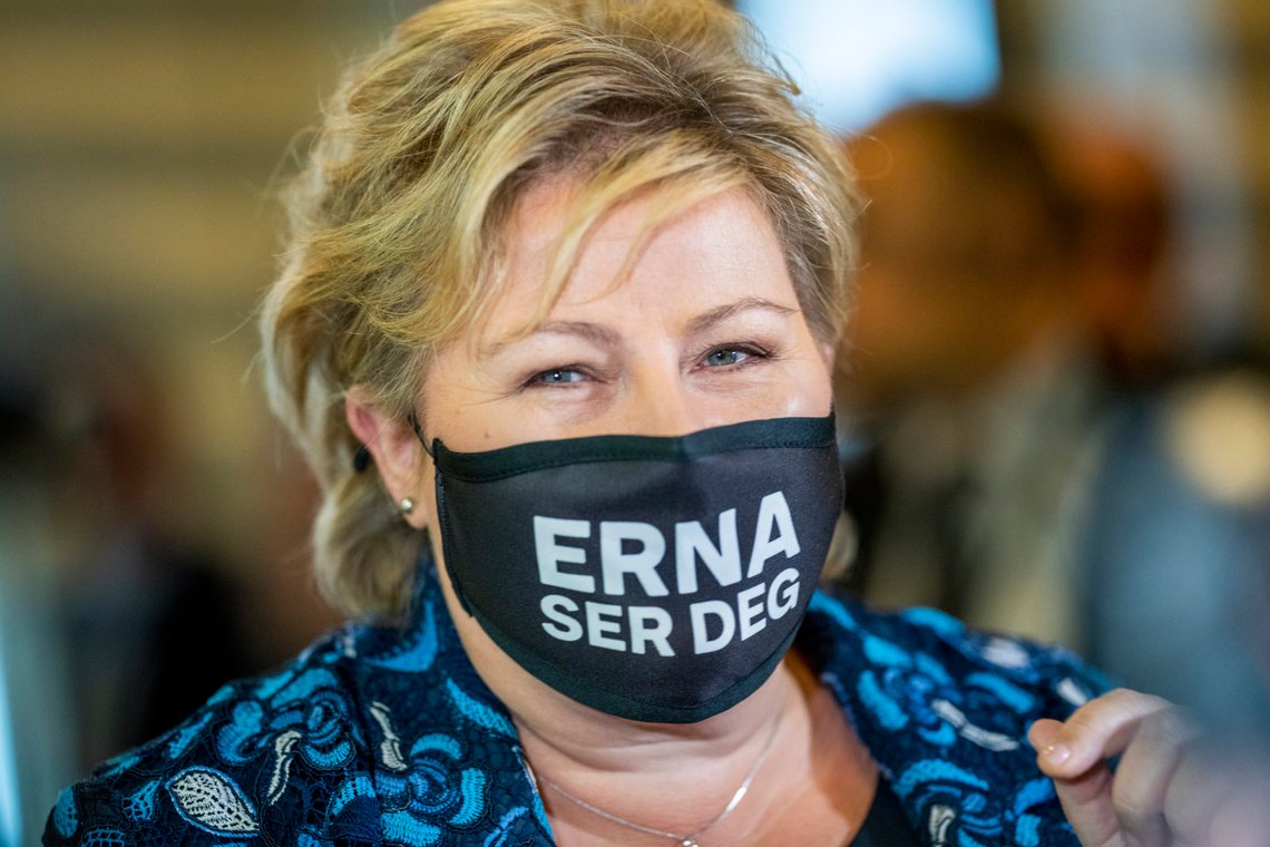 Oslo 20201007.
Statsminister Erna Solberg (H) med nytt munnbind før fremleggelsen av statsbudsjett og nasjonalbudsjett for 2021 i Stortinget onsdag. Erna ser deg står det på munnbindet.
Foto: Heiko Junge / NTB Oslo 20201007.
Statsminister Erna Solberg (H) med nytt munnbind før fremleggelsen av statsbudsjett og nasjonalbudsjett for 2021 i Stortinget onsdag. Erna ser deg står det på munnbindet.
Foto: Heiko Junge / NTB