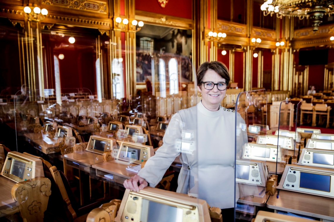 Oslo 20200525.
Stortingspresident Tone Wilhelmsen Trøen (H) sjekker at montering av pleksiglass i Stortingssalen på Stortinget har begynt, som skal være ferdig til tirsdagens debatt om bl.a bioteknologiloven.
Foto: Vidar Ruud / NTB Oslo 20200525.
Stortingspresident Tone Wilhelmsen Trøen (H) sjekker at montering av pleksiglass i Stortingssalen på Stortinget har begynt, som skal være ferdig til tirsdagens debatt om bl.a bioteknologiloven.
Foto: Vidar Ruud / NTB