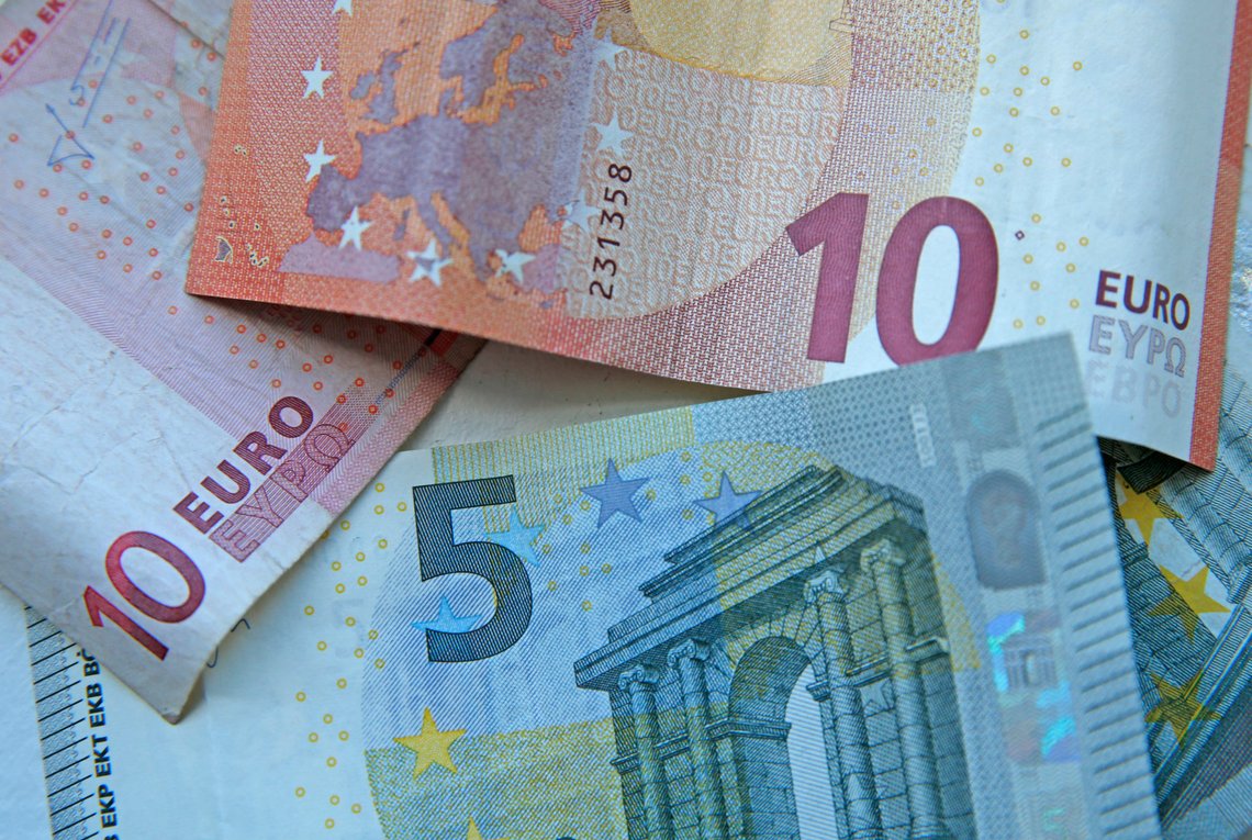 Oslo 20150629.
Euro
Hos DNB på Karl Johan kan man ta ut euro og amerikanske dollar.
Foto: Vidar Ruud / NTB Oslo 20150629.
Euro
Hos DNB på Karl Johan kan man ta ut euro og amerikanske dollar.
Foto: Vidar Ruud / NTB