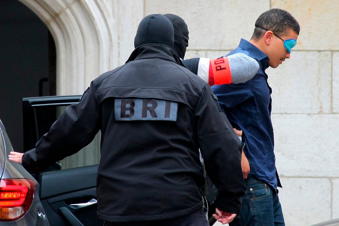 Dijon, FRA 20181024.
Makaveli Lindén føres inn til rettsmøte i Dijon i Frankrike med bind for øynene. Han har vært etterlyst gjennom Interpol og er siktet for drapet på Heikki Bjørklund Paltto i en leilighet på Majorstuen i Oslo mandag 15. oktober.
Foto: Dominique Trossat/AP / NTB Dijon, FRA 20181024.
Makaveli Lindén føres inn til rettsmøte i Dijon i Frankrike med bind for øynene. Han har vært etterlyst gjennom Interpol og er siktet for drapet på Heikki Bjørklund Paltto i en leilighet på Majorstuen i Oslo mandag 15. oktober.
Foto: Dominique Trossat/AP / NTB