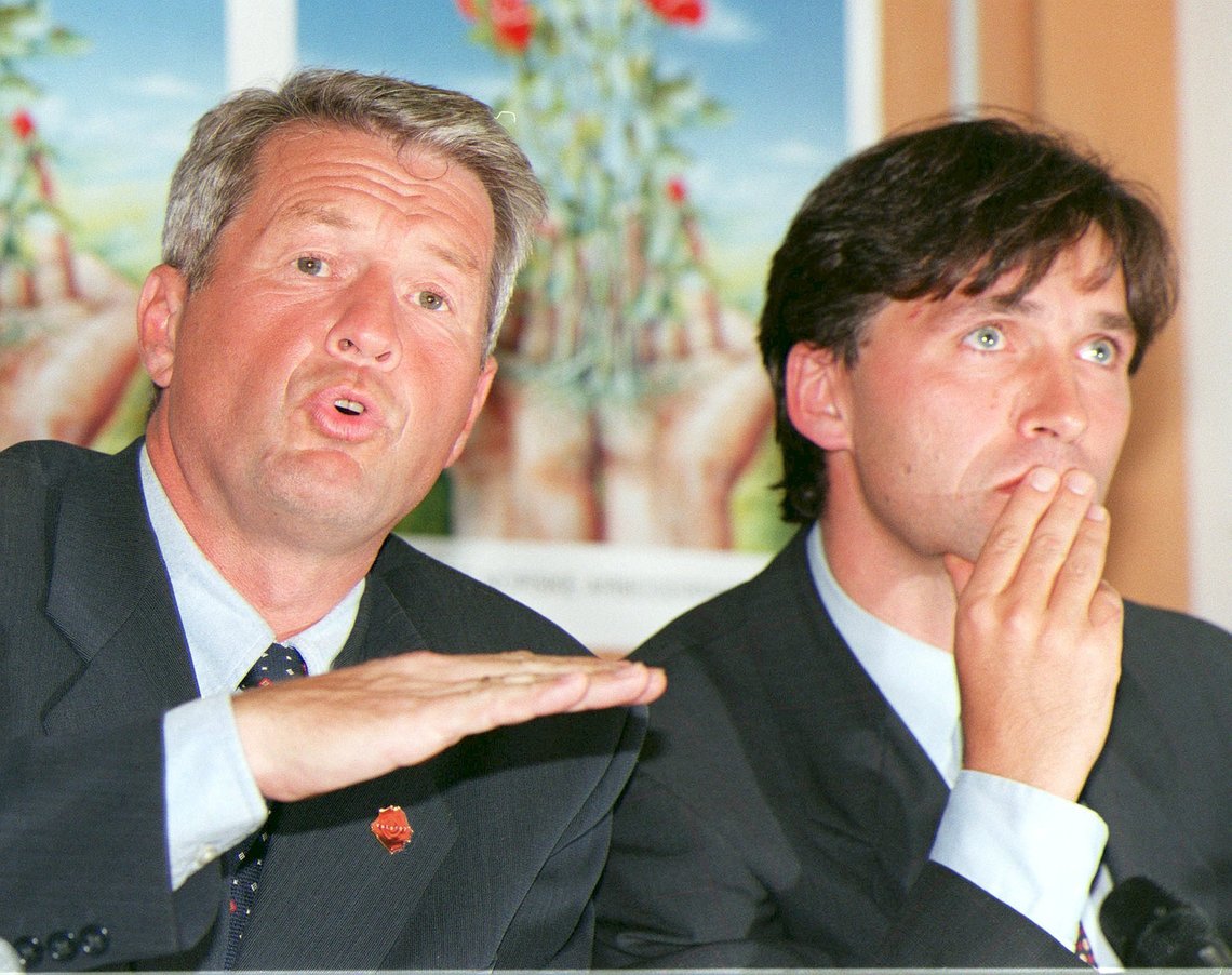 OSLO 19970929: Statsminister Thorbjørn Jagland og finansminister Jens Stoltenberg fikk tilslutning fra Arbeiderpartiets sentralstyre til at staten selger seg ned fra over halvparten til en tredel av eierskapet i DNB og Kreditkassen. Pengene skal brukes til å opprette et investeringsselskap og nye fond. NTB-foto: Knut Fjeldstad / NTB OSLO 19970929: Statsminister Thorbjørn Jagland og finansminister Jens Stoltenberg fikk tilslutning fra Arbeiderpartiets sentralstyre til at staten selger seg ned fra over halvparten til en tredel av eierskapet i DNB og Kreditkassen. Pengene skal brukes til å opprette et investeringsselskap og nye fond. NTB-foto: Knut Fjeldstad / NTB