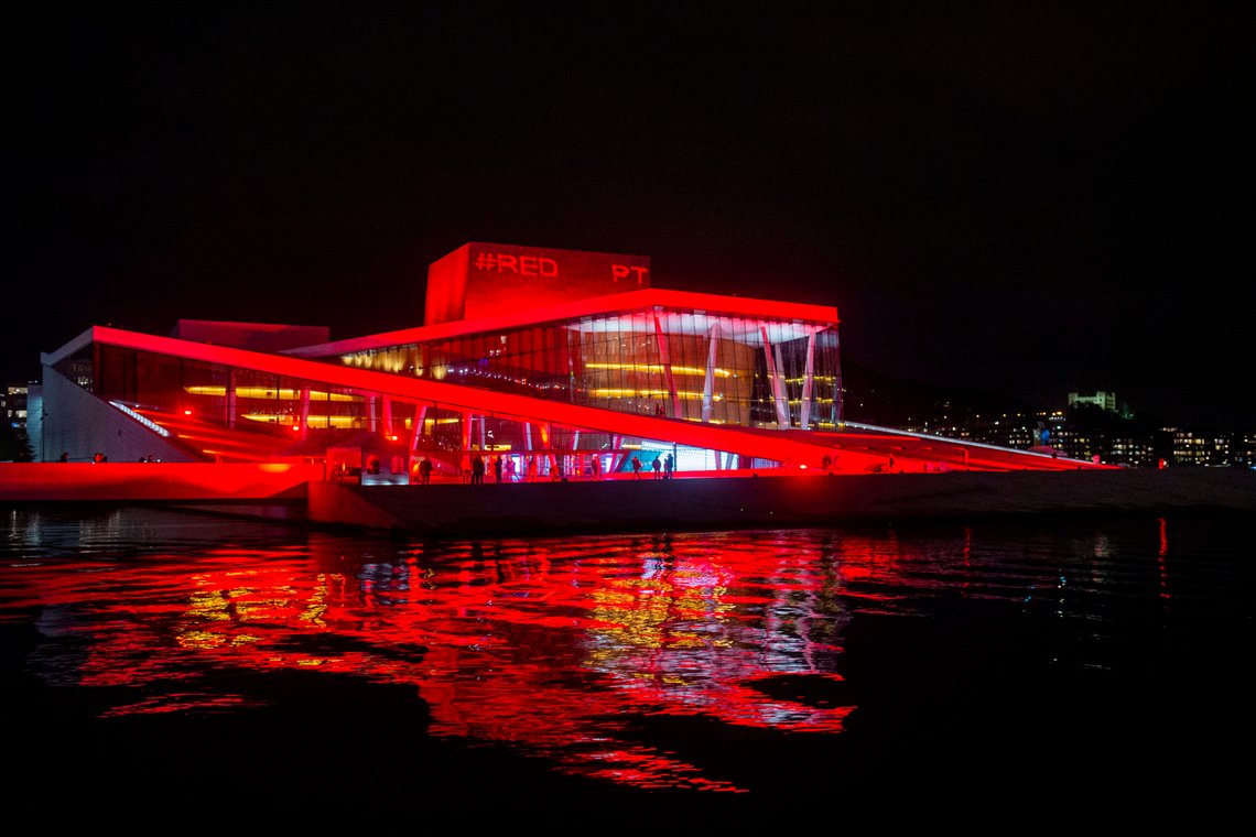 Oslo 20200930.
Kulturnorge aksjonerer med å lyssette Operaen i Oslo med et rødt lys for å varsle om at det brenner et rødt farelys for kultur- og eventbransjen på grunn av koronarestriksjoner.
Foto: Fredrik Varfjell / NTB Oslo 20200930.
Kulturnorge aksjonerer med å lyssette Operaen i Oslo med et rødt lys for å varsle om at det brenner et rødt farelys for kultur- og eventbransjen på grunn av koronarestriksjoner.
Foto: Fredrik Varfjell / NTB