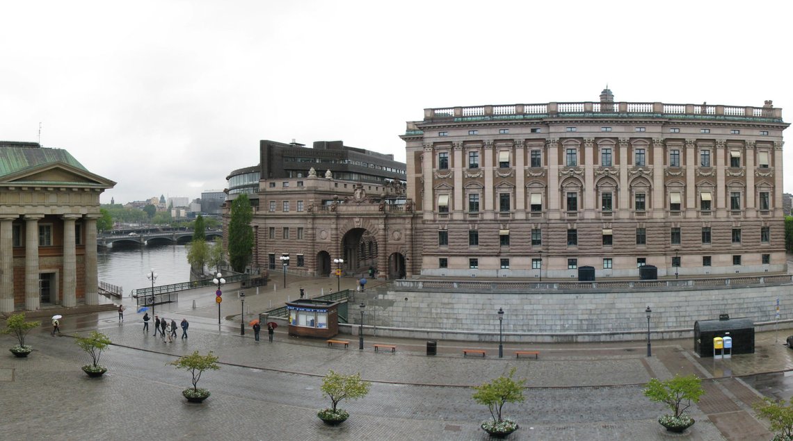 Den svenske RIksdagen sett fra Mynttorget i Stockholm. Foto: paulnasca / Wikimedia Commons. Den svenske RIksdagen sett fra Mynttorget i Stockholm. Foto: paulnasca / Wikimedia Commons.