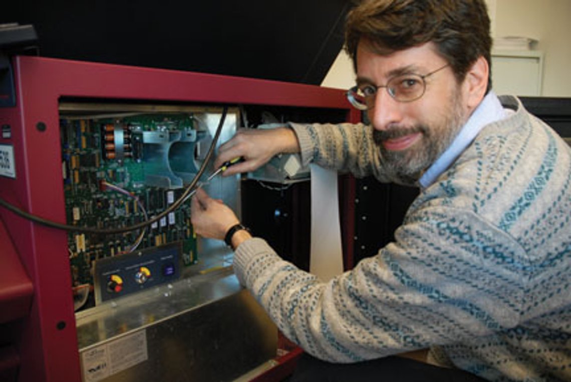 Professsor i datavitenskap ved Princeton i arbeid med en skrutrekker ved en harddisk. Mere skal det ikke til for å trikse med Dominion-programmet som ble brukt i presidentvalget i USA. Foto: Princeton Professsor i datavitenskap ved Princeton i arbeid med en skrutrekker ved en harddisk. Mere skal det ikke til for å trikse med Dominion-programmet som ble brukt i presidentvalget i USA. Foto: Princeton