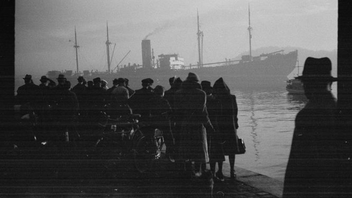 D/S «Donau» på vei ut fra Oslo havn den 26. november 1942. Hovedøya i bakgrunnen, og en gruppe personer på kaia i forgrunnen. Foto: Georg W. Fossum / Nasjonalbiblioteket. D/S «Donau» på vei ut fra Oslo havn den 26. november 1942. Hovedøya i bakgrunnen, og en gruppe personer på kaia i forgrunnen. Foto: Georg W. Fossum / Nasjonalbiblioteket.