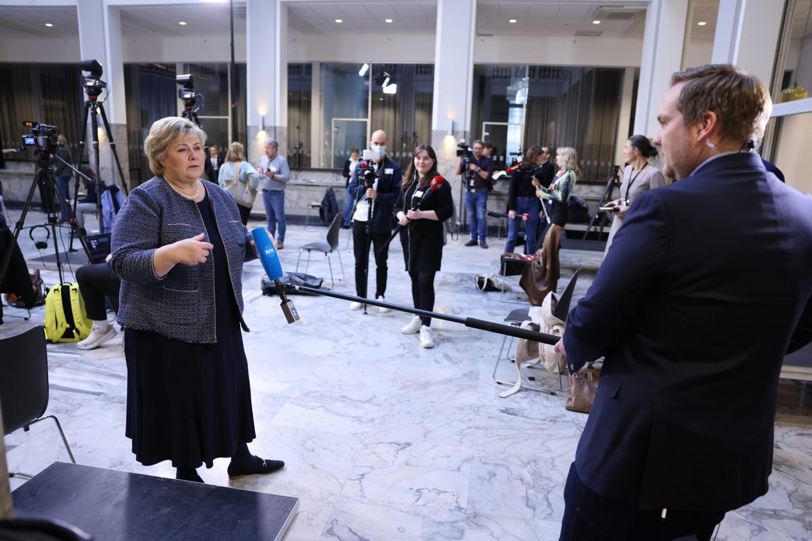 Oslo 20201105.
Statsminister Erna Solberg etter en pressekonferanse om koronasituasjonen og nye tiltak som settes i gang, etter økning av smitte i Norge. Helse- og omsorgsminister Bent Høie, direktør i Helsedirektoratet Bjørn Guldvog og direktør ved Folkehelseinstituttet Camilla Stoltenberg er også tilstede.
Foto: Ørn E. Borgen / NTB Oslo 20201105.
Statsminister Erna Solberg etter en pressekonferanse om koronasituasjonen og nye tiltak som settes i gang, etter økning av smitte i Norge. Helse- og omsorgsminister Bent Høie, direktør i Helsedirektoratet Bjørn Guldvog og direktør ved Folkehelseinstituttet Camilla Stoltenberg er også tilstede.
Foto: Ørn E. Borgen / NTB