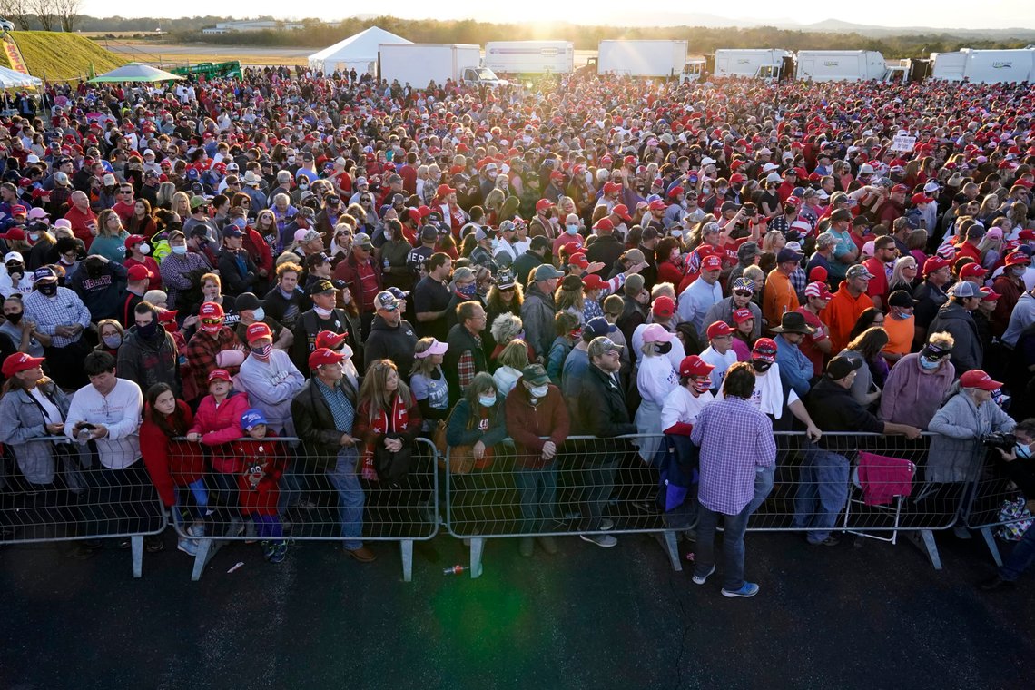 Folk ser hva de ser: Når Trump taler kommer det titusener. Mediene har ikke en sympatisk ting å si hverken om dem eller taleren. De ignorerer folket og nekter å anerkjenne at de er der. Det har aldri vært vold mot journalistene på disse rallyene som er enestående i USAs politiske historie. Supporters wait before President Donald Trump arrives to speak at a campaign rally on Sunday, Nov. 1, 2020, at Hickory Regional Airport in Hickory, N.C. (AP Photo/Chris Carlson) Folk ser hva de ser: Når Trump taler kommer det titusener. Mediene har ikke en sympatisk ting å si hverken om dem eller taleren. De ignorerer folket og nekter å anerkjenne at de er der. Det har aldri vært vold mot journalistene på disse rallyene som er enestående i USAs politiske historie. Supporters wait before President Donald Trump arrives to speak at a campaign rally on Sunday, Nov. 1, 2020, at Hickory Regional Airport in Hickory, N.C. (AP Photo/Chris Carlson)