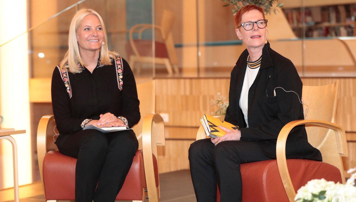 Vennesla 20170609.
Kronprinsesse Mette-Marit (t.v.) sammen med forfatter Wenche Muhleisen under besøket på Vennesla bibliotek i forbindelse med Litteraturtoget 2017.
Foto: Lise Åserud / NTB Vennesla 20170609.
Kronprinsesse Mette-Marit (t.v.) sammen med forfatter Wenche Muhleisen under besøket på Vennesla bibliotek i forbindelse med Litteraturtoget 2017.
Foto: Lise Åserud / NTB