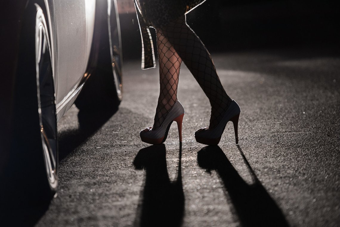 Prostituert kvinne kommuniserer med kunde i bil. Nettingstrømper og sko med høye hæler.
A prostitute stands on a street and is waiting for a customer. Horekunde.
Foto: Robert Schlesinger / NTB
NB! MODELLKLARERT Prostituert kvinne kommuniserer med kunde i bil. Nettingstrømper og sko med høye hæler.
A prostitute stands on a street and is waiting for a customer. Horekunde.
Foto: Robert Schlesinger / NTB
NB! MODELLKLARERT