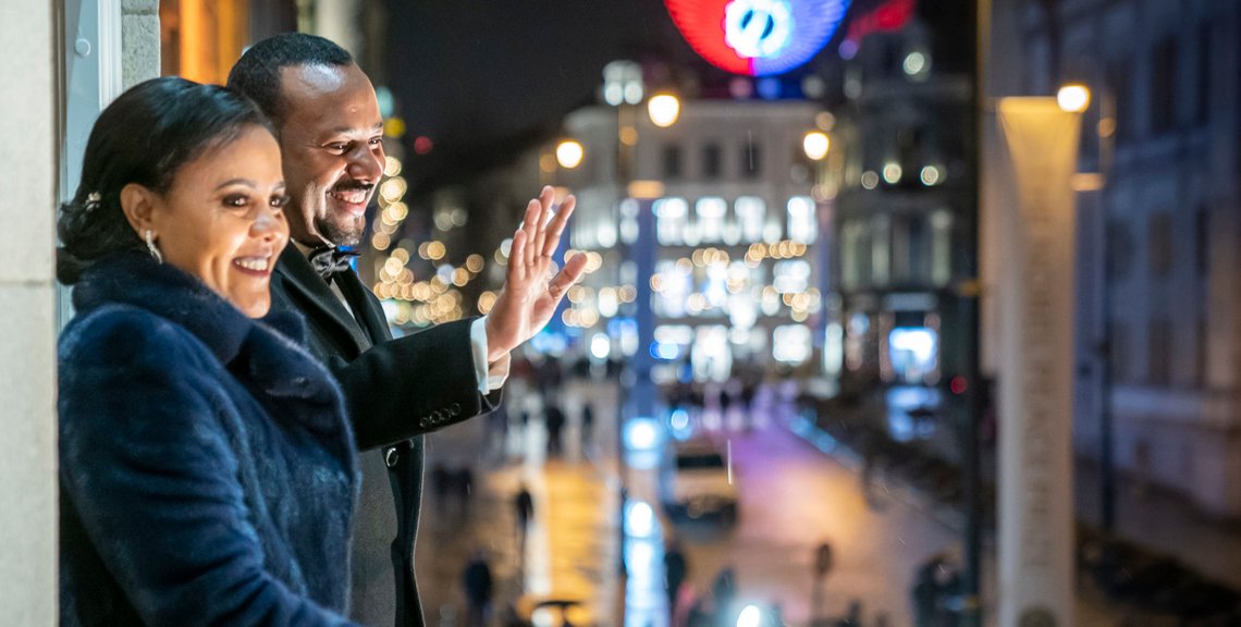 Oslo 20191210.
Nobelprisvinner Abiy Ahmed Ali og hans kone hilser til publikum fra balkongen på Grand Hotel tirsdag kveld. Pool
Foto: Heiko Junge / NTB Oslo 20191210.
Nobelprisvinner Abiy Ahmed Ali og hans kone hilser til publikum fra balkongen på Grand Hotel tirsdag kveld. Pool
Foto: Heiko Junge / NTB