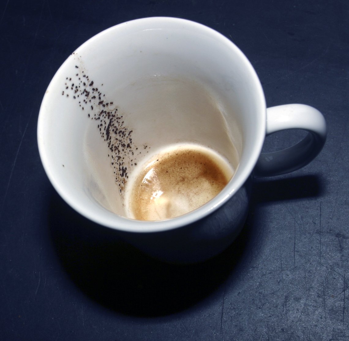 En tom kaffekopp. Kaffegrut. Kaffepause. Usunt kosthold. Drikke kokekaffe. Livsstil. Helse. Kaffedrikking.
Foto: NTB En tom kaffekopp. Kaffegrut. Kaffepause. Usunt kosthold. Drikke kokekaffe. Livsstil. Helse. Kaffedrikking.
Foto: NTB